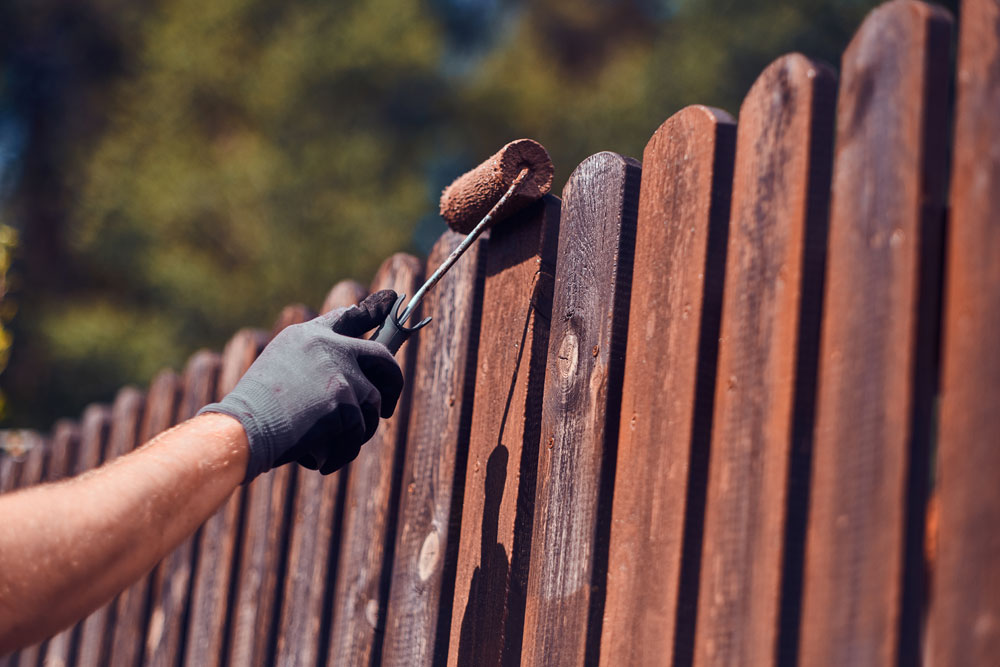Peindre sa clôture bois : entretien