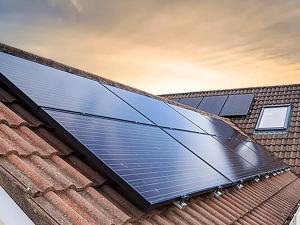 Un logement écologique durable grâce à la rénovation et l'énergie solaire