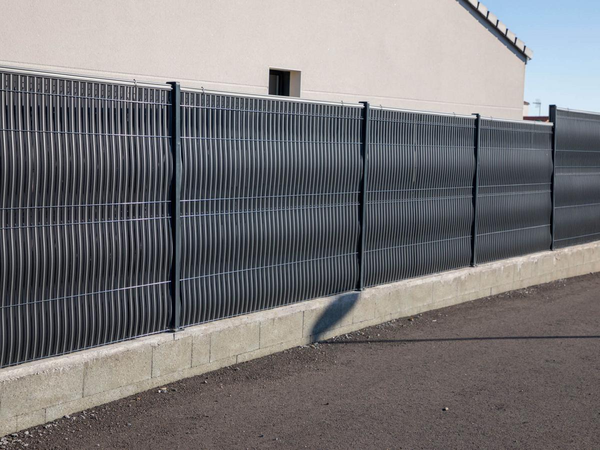 Pose clôture : choisir la meilleure solution pour un terrain en pente