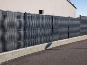 Pose clôture : choisir la meilleure solution pour un terrain en pente