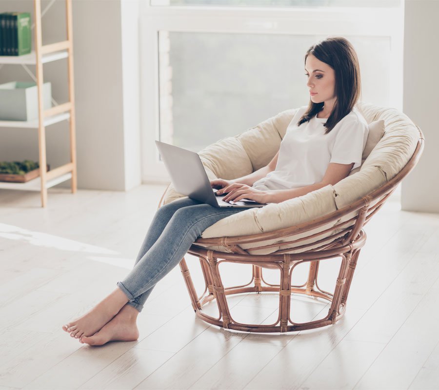 Personne assise dans fauteuil qui calcule le coût de son projet rénovation