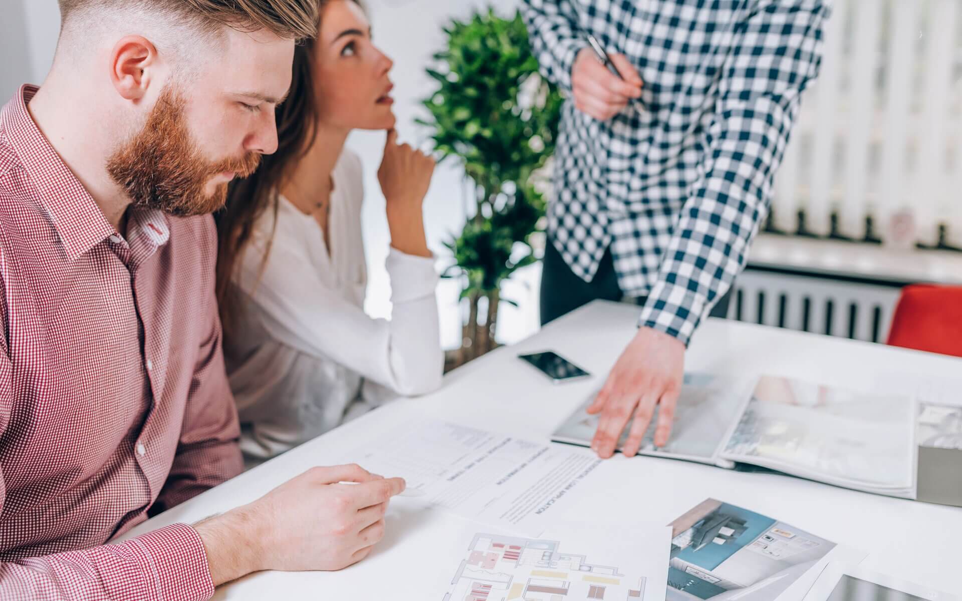 Personnes qui échangent sur un projet de rénovation