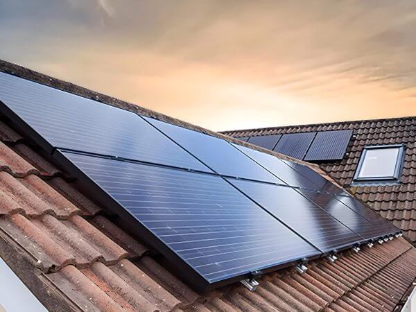 Un logement écologique durable grâce à la rénovation et l'énergie solaire