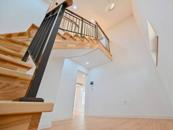 Rénover un escalier en bois sans poncer facilement